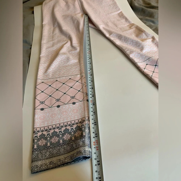 Sarah's Day × White Fox Vinyasa
Flow leggings pink floral pattern size medium. - Picture 10 of 11